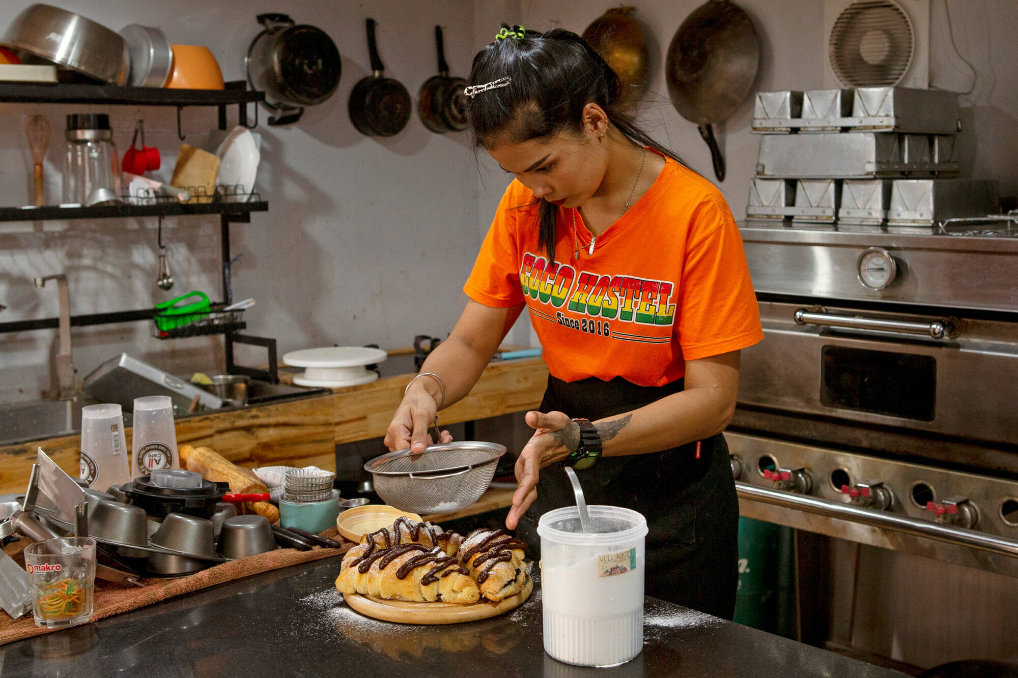 Khao Sok bakery - Dusting the croissants